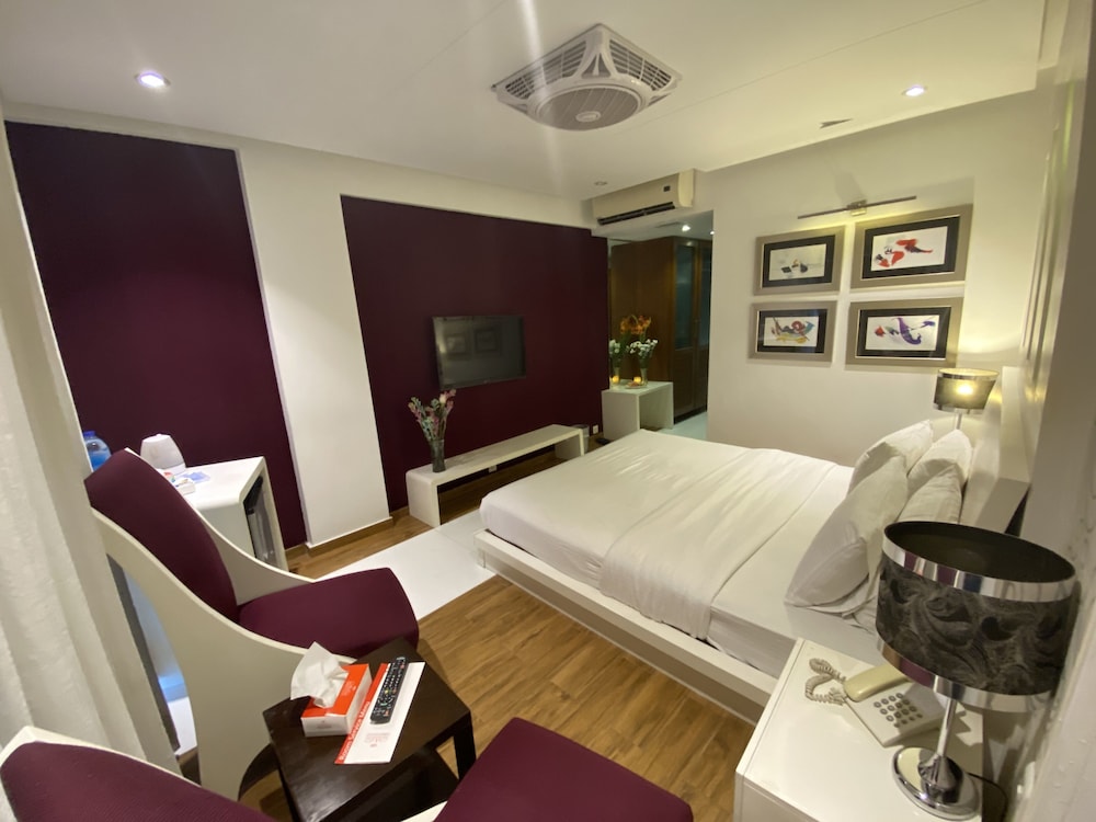 Deluxe, King Bed, Lahore Continental Hotel 8/10