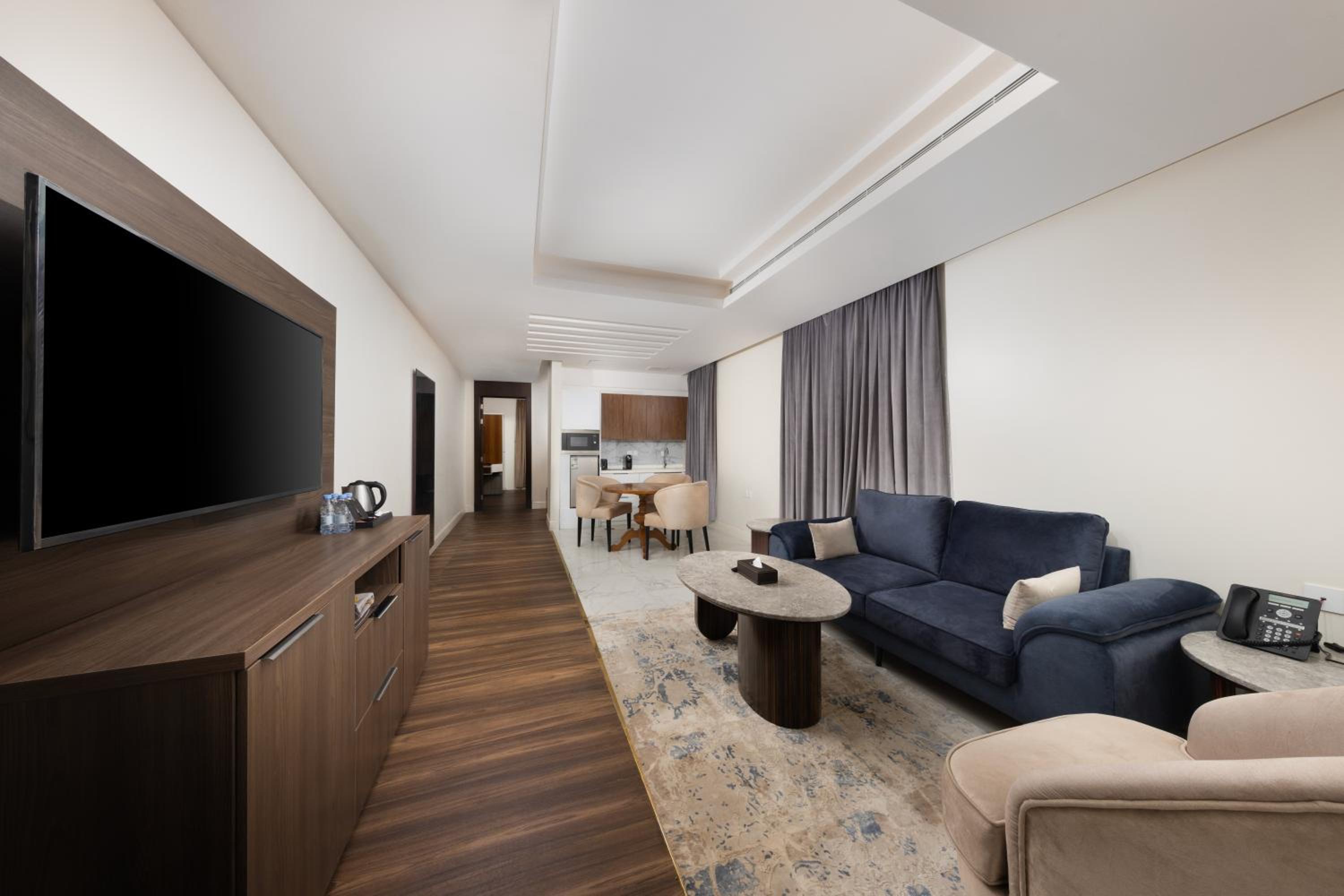 Luxury Night Hotel 66/73