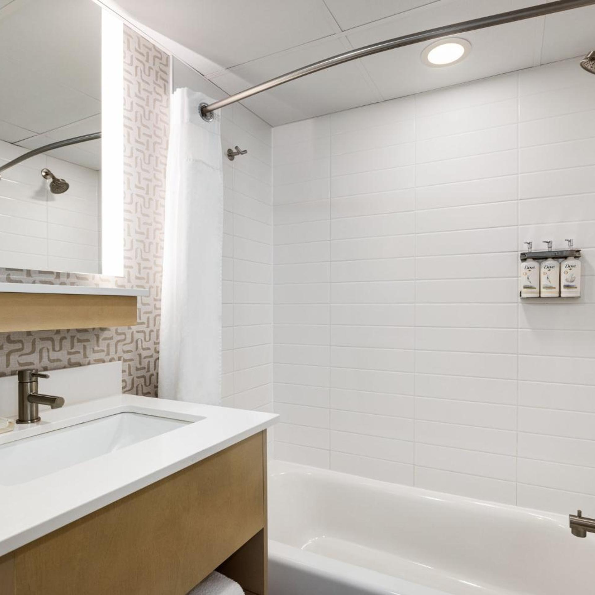Suite, King Bed, Pool and Ocean View