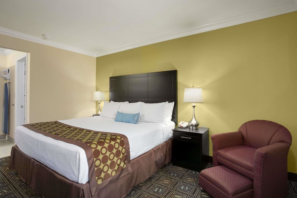 Solara Inn and Suites 13/33