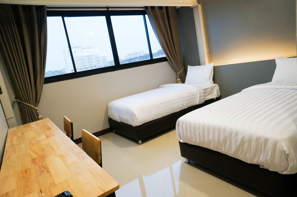 ROOM, TWIN BEDS