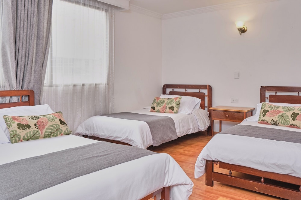 Room, 2 Double and Twin Beds، Ayenda 1066 Virrey Centro 2/8