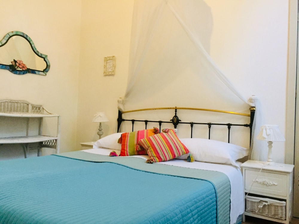 DELUXE, DOUBLE OR TWIN BED