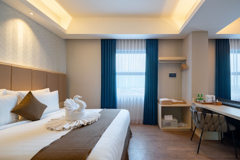 Luminor Hotel Airport Sidoarjo By WH, Best Choice and Strategic Location with a Rooftop area in Town 5/38