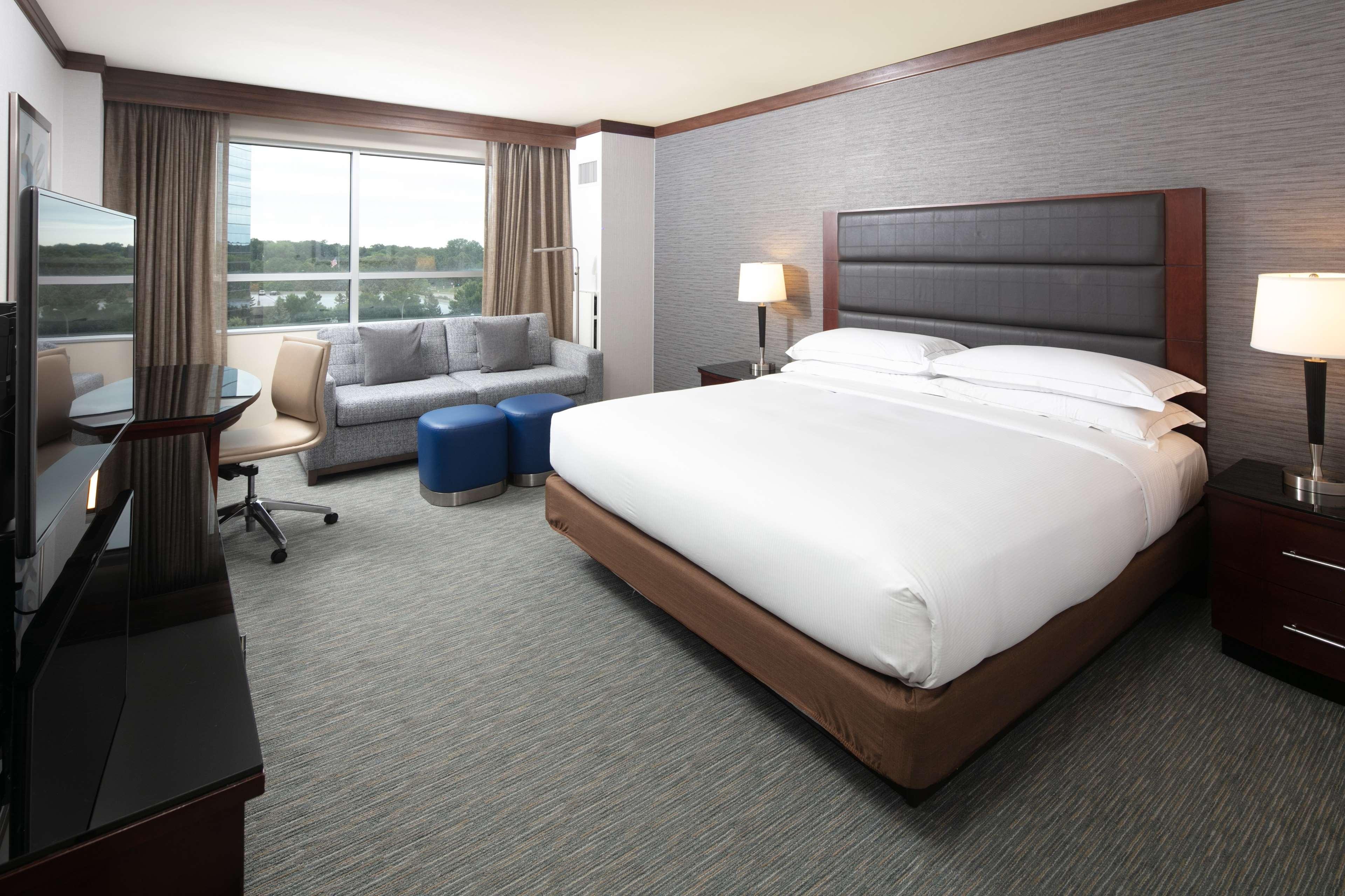 ROOM, KING BED, SOFA