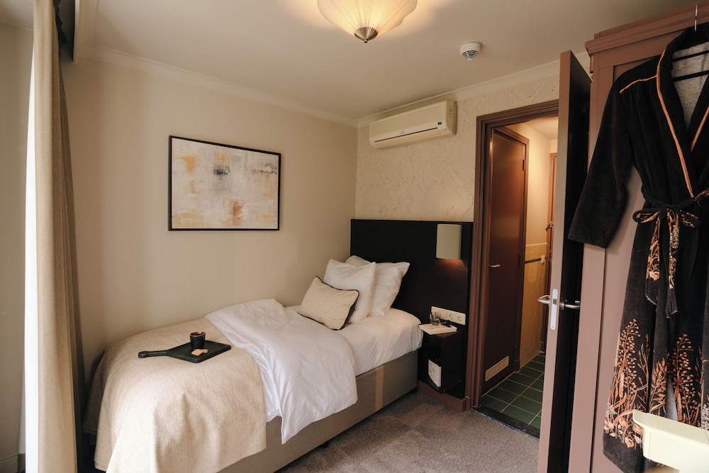 Omega Hotel 7/41
