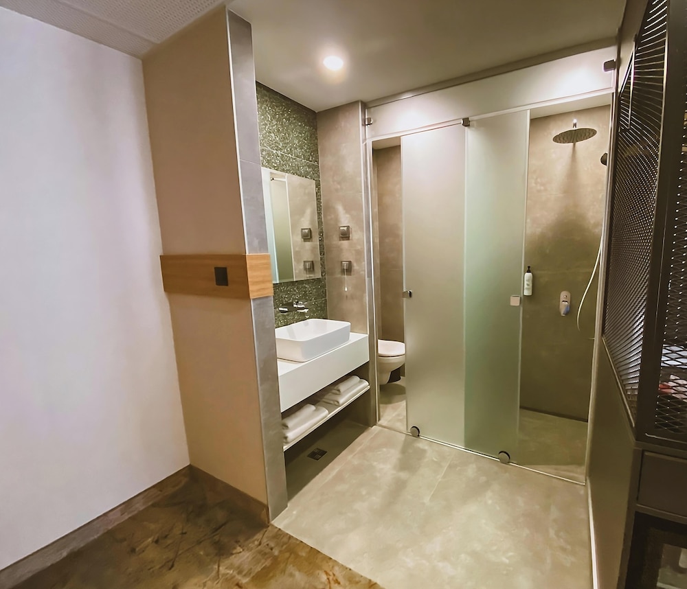B1 Downtown Hotel 49/54