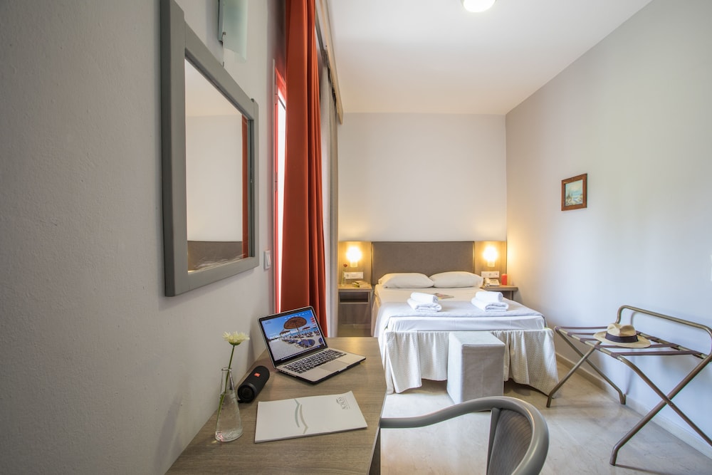 Silver Bay Hotel 24/62