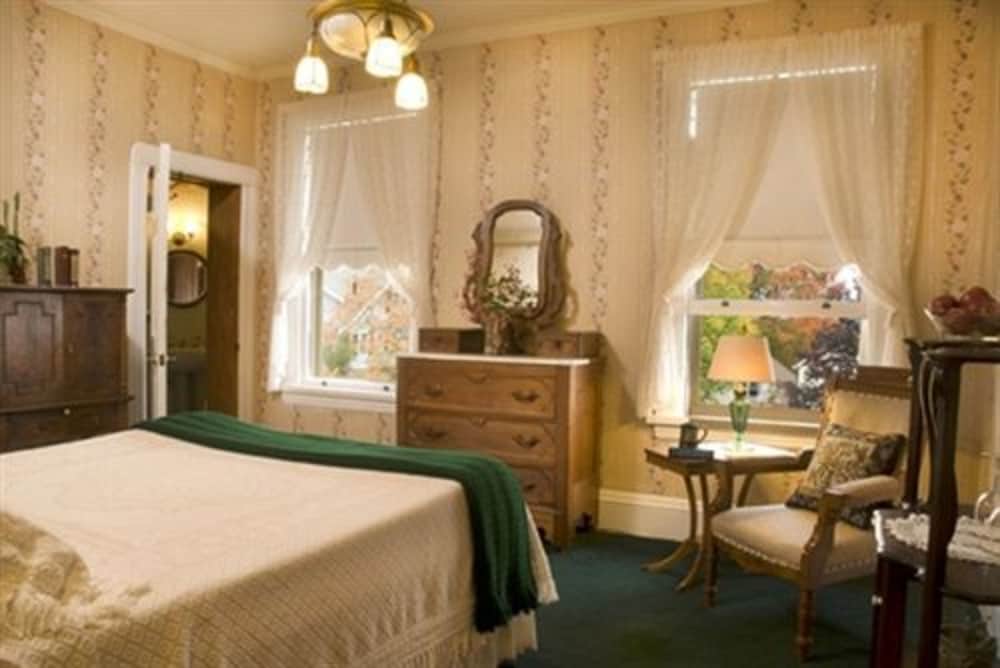 Old Rittenhouse Inn 12/50