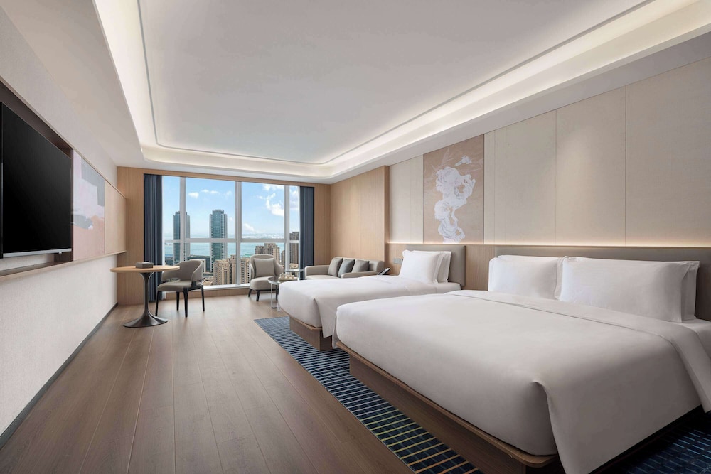 DELUXE, KING BED
