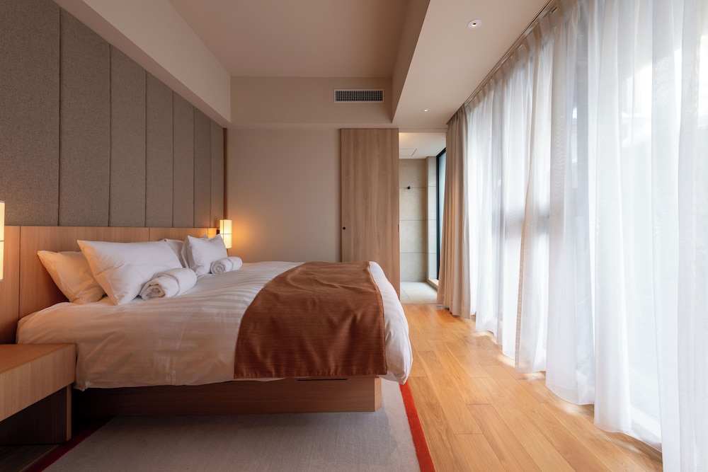 2 Bedrooms, Residence, King and Twin Beds, District View