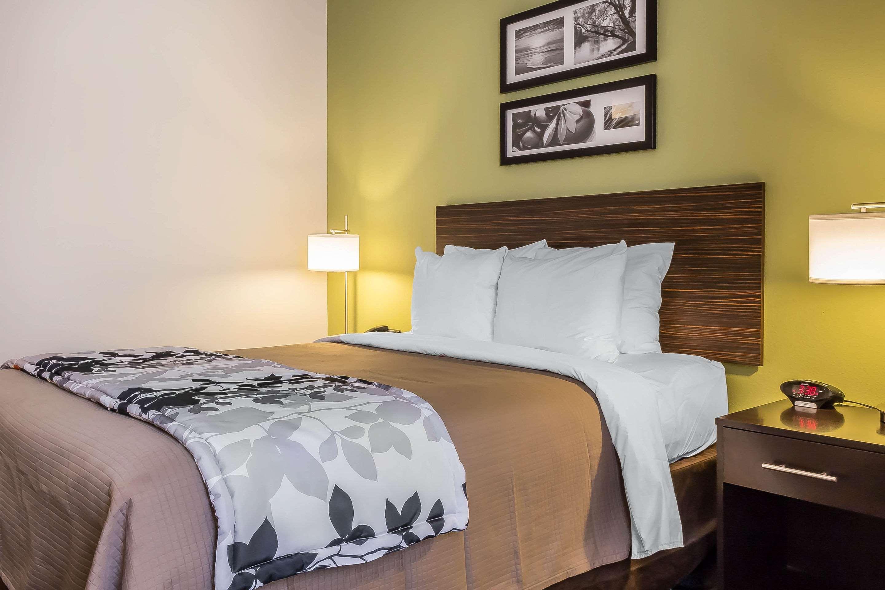 ROOM, QUEEN BED