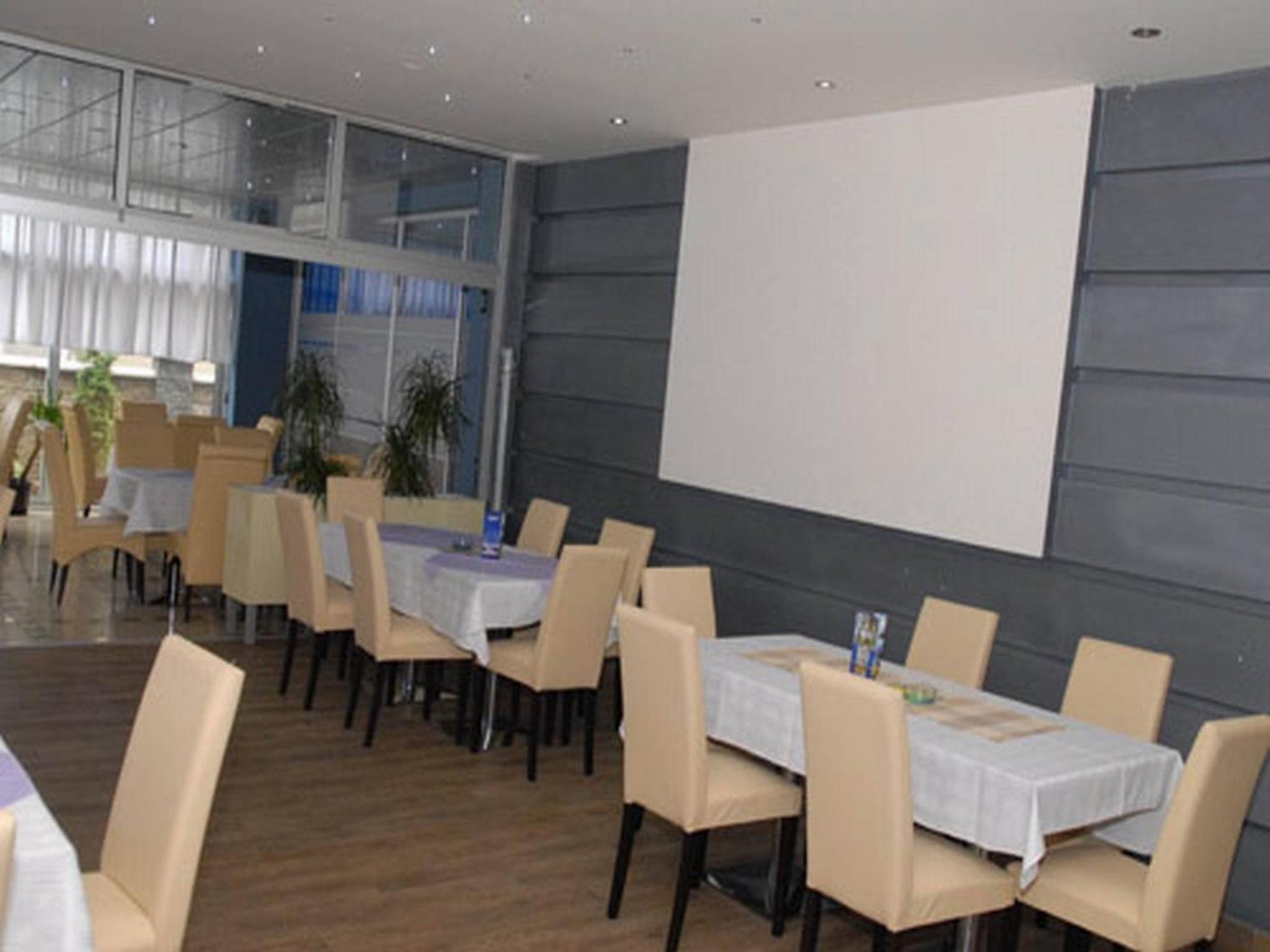 Novak Hotel 20/37
