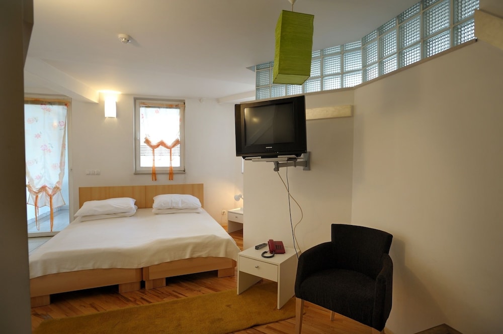 Hayat Hotel 41/57