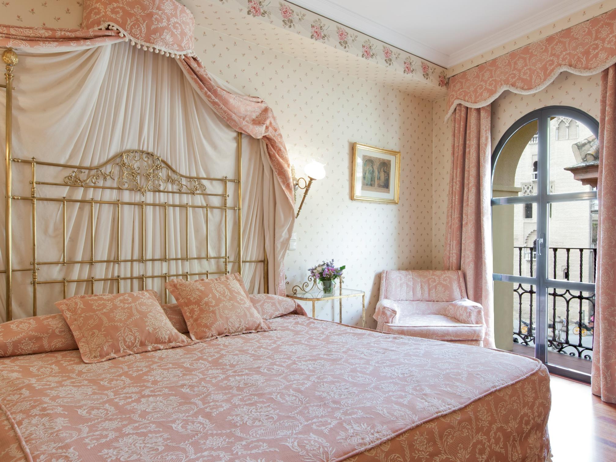 SUPERIOR, DOUBLE OR TWIN BED