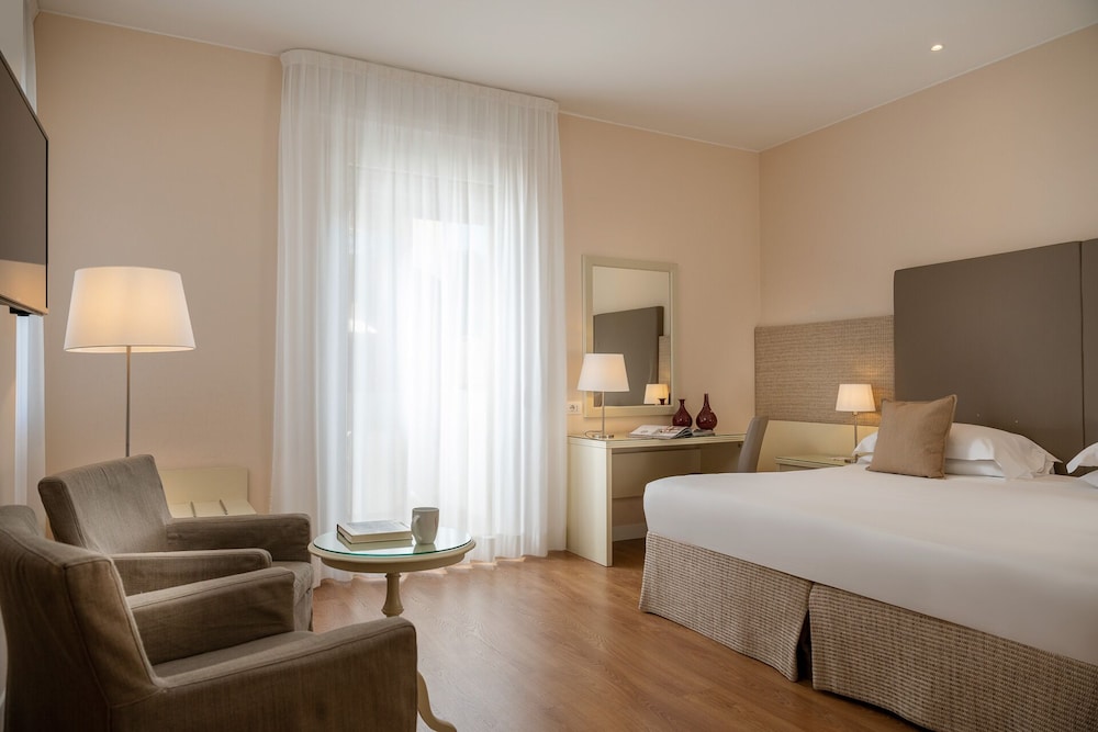 National Hotel 28/68