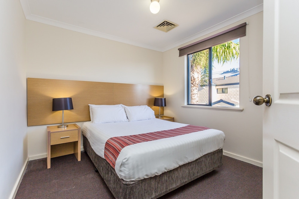 Country Comfort Perth 24/74
