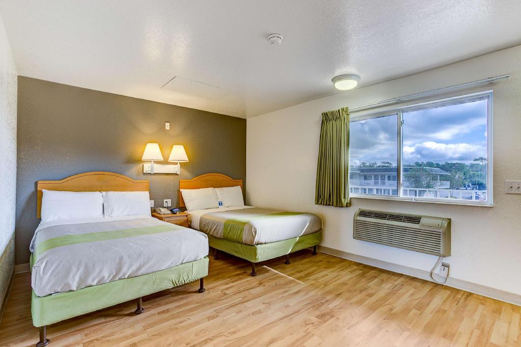 2 Full Beds - ADA/Roll-In Shower, Non-Smoking