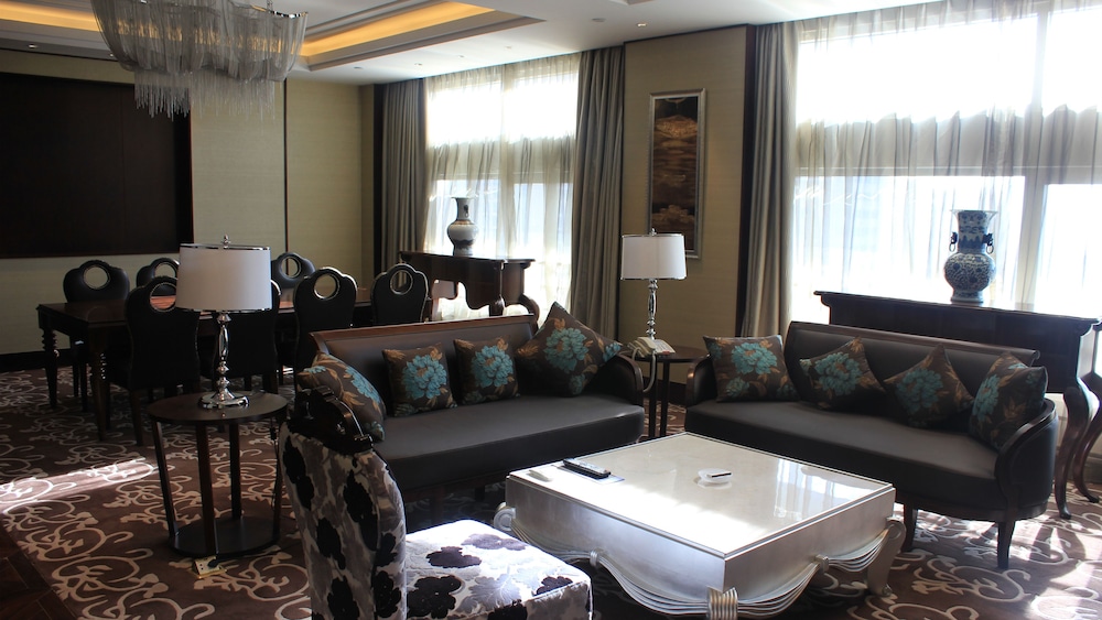 HOLIDAY INN SHIJIAZHUANG CENTRAL 53/77