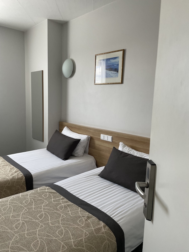 ROOM, TWIN BEDS