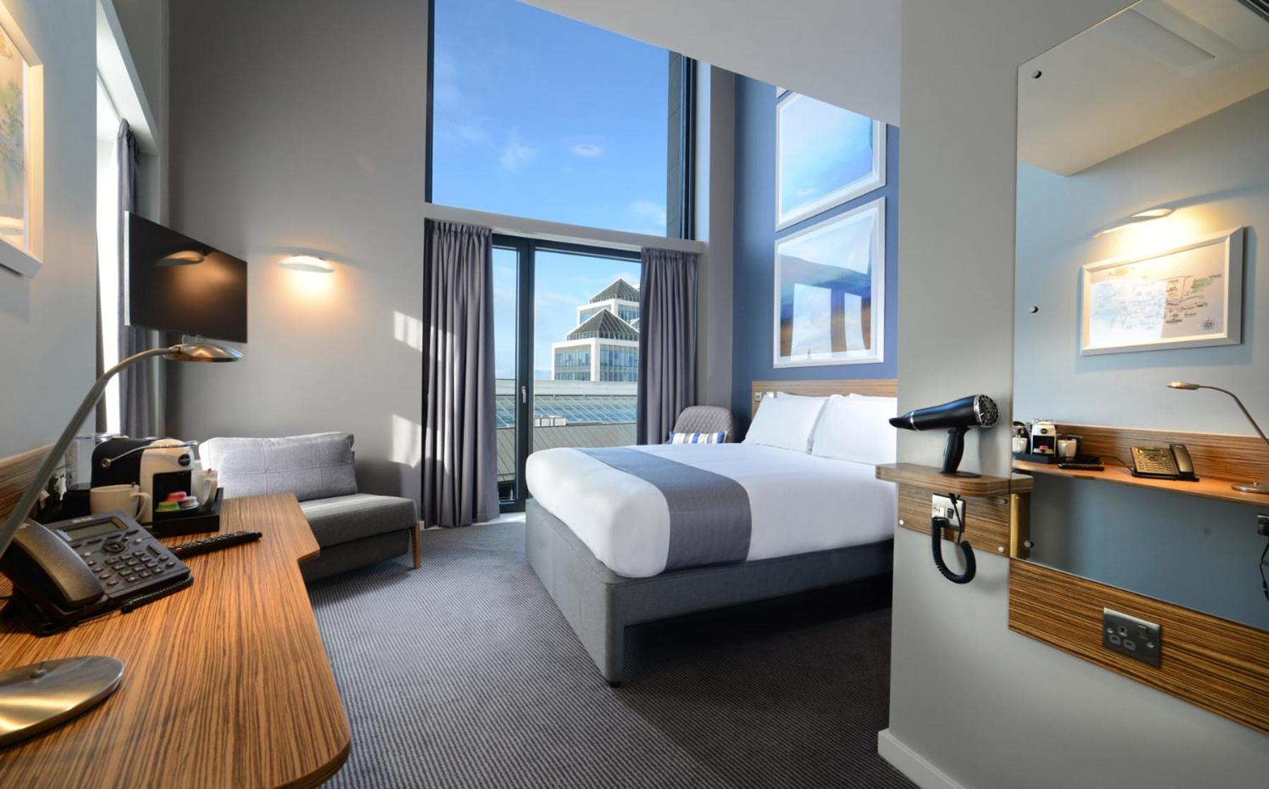 DELUXE, DOUBLE BED, WITH EXTRA BED