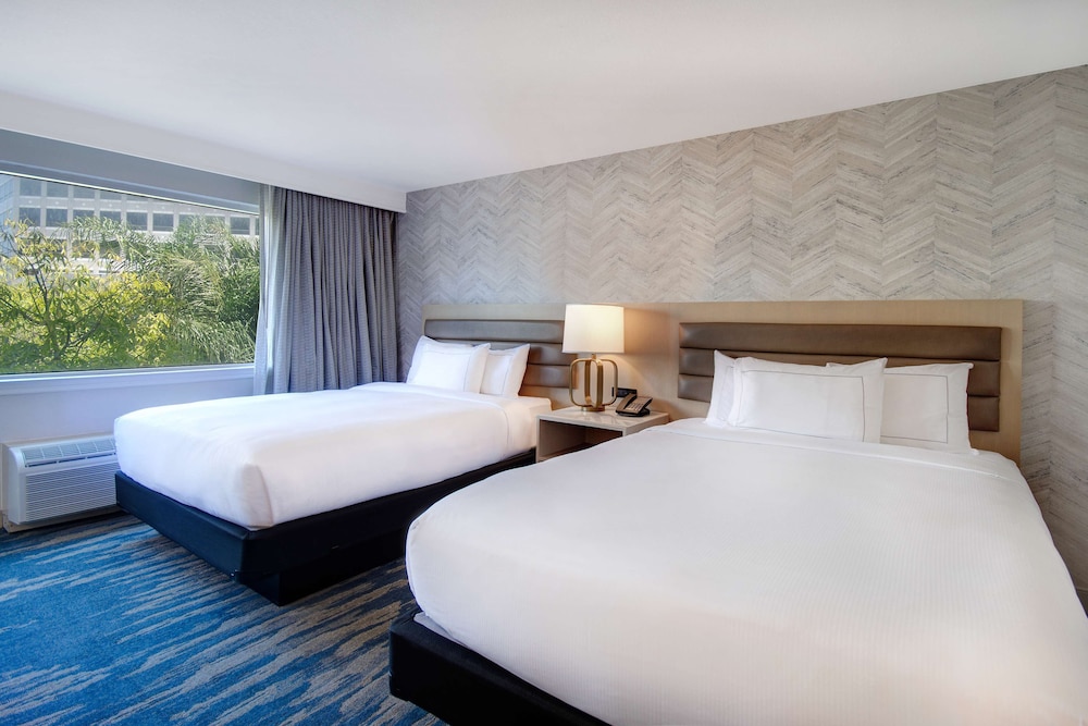 DoubleTree by Hilton Hotel LAX - El Segundo 18/84