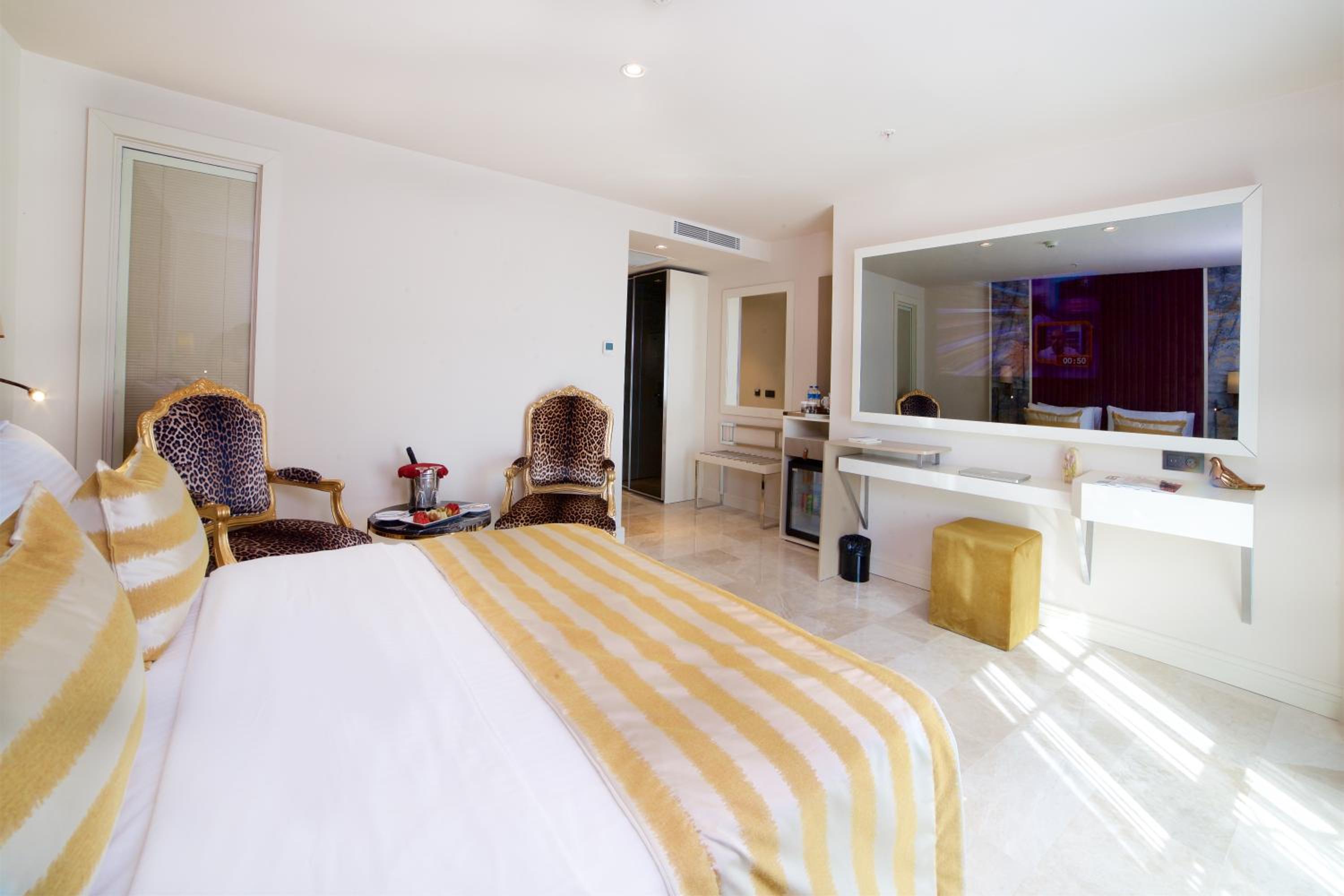 Junior Suite, Queen Bed, Sofa, Icon Hotel Taksim 3/4