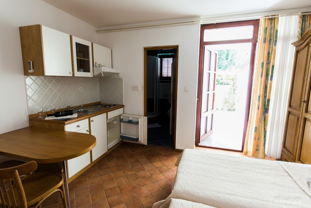 APARTMENTS AND ROOMS DEGRA 10/49