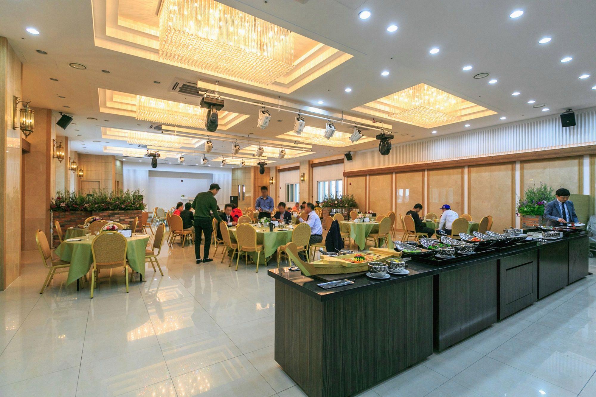 Tongyeong Beach Castle Hotel 44/54