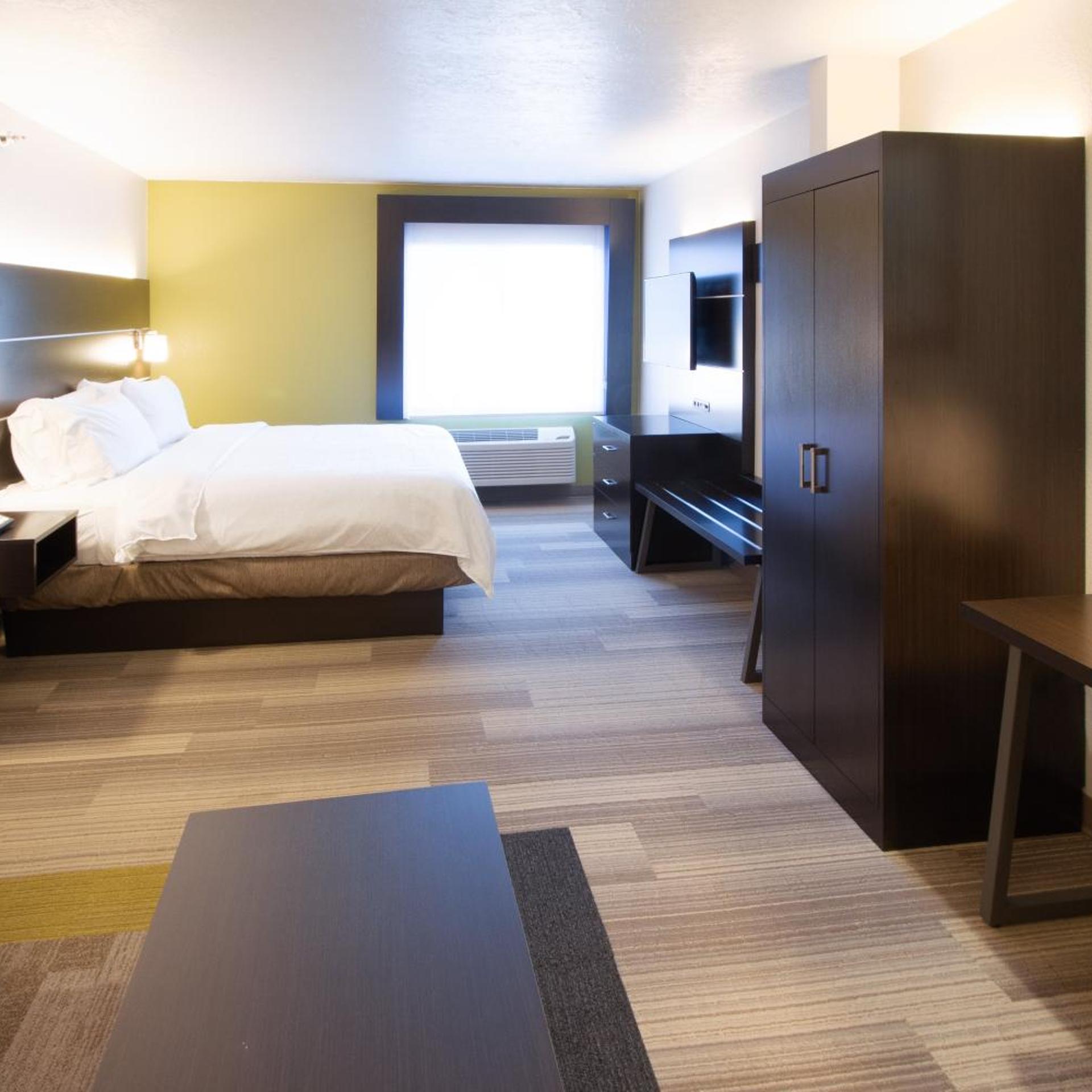 Suite, King Bed, Sofa, Accessible