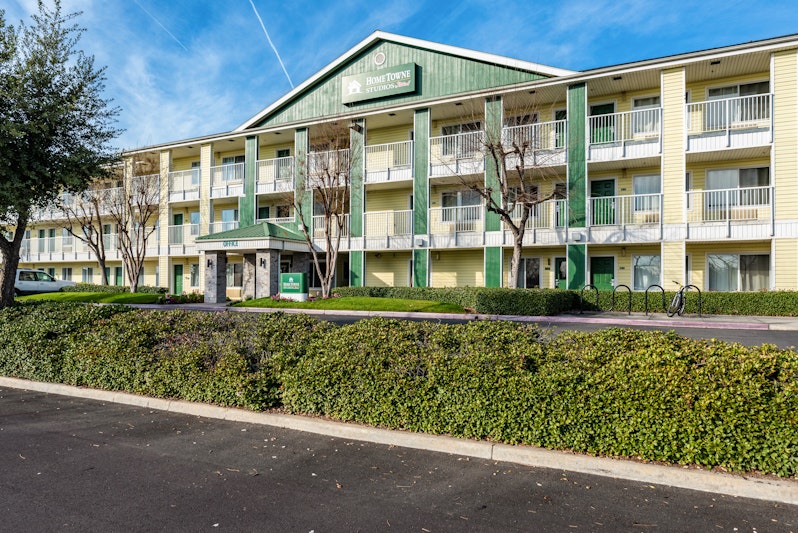 HomeTowne Studios by Red Roof Fresno - West 37/39