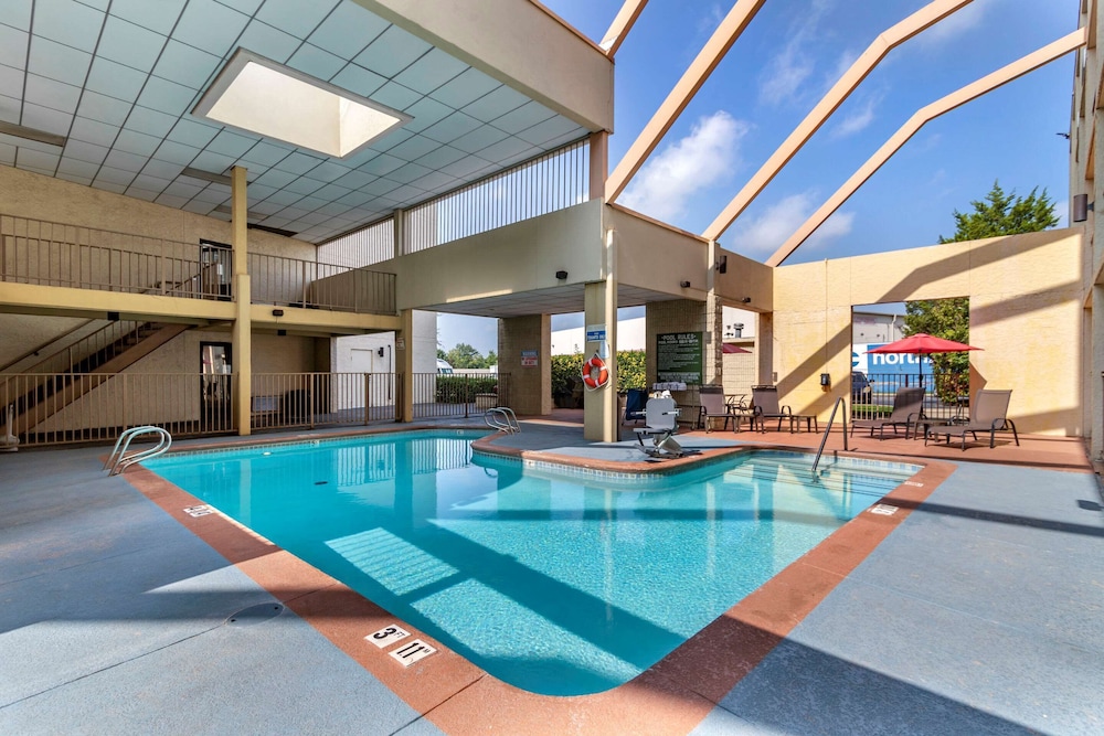 Econo Lodge Broken Arrow 4/59