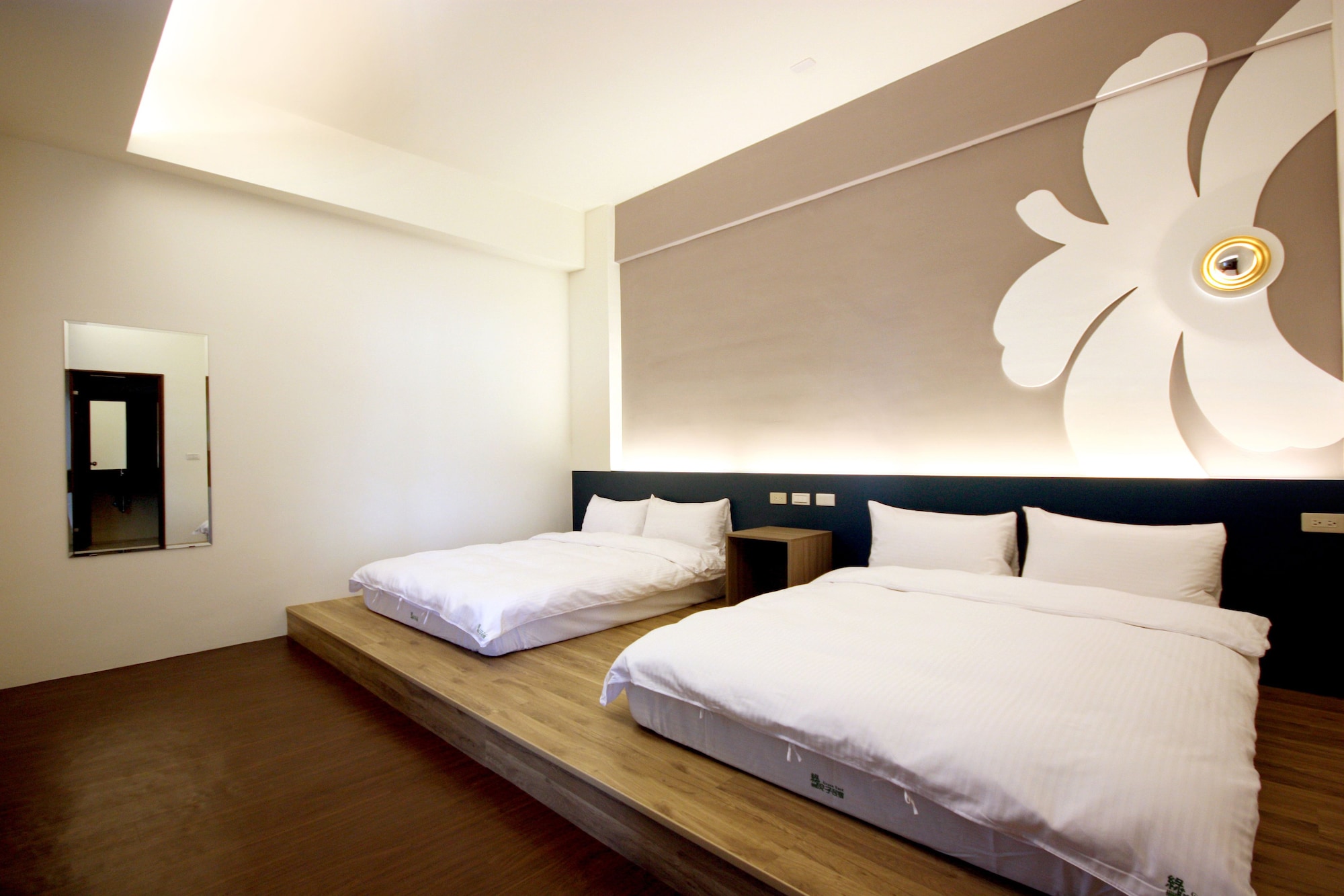 ELITE, QUADRUPLE, 2 DOUBLE BEDS