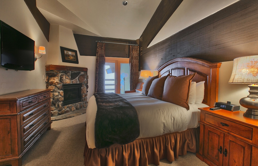 1 Bedroom, Luxury, King Bed, Queen Murphy Bed, Mountain View