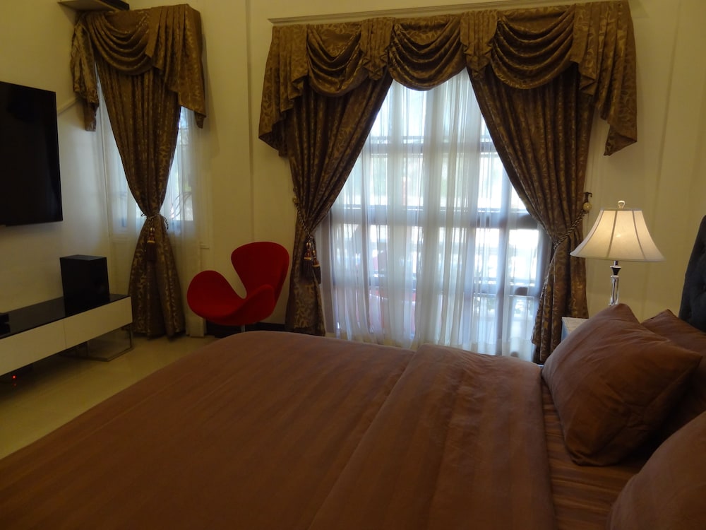 The Executive Villa Inn & Suites 49/60