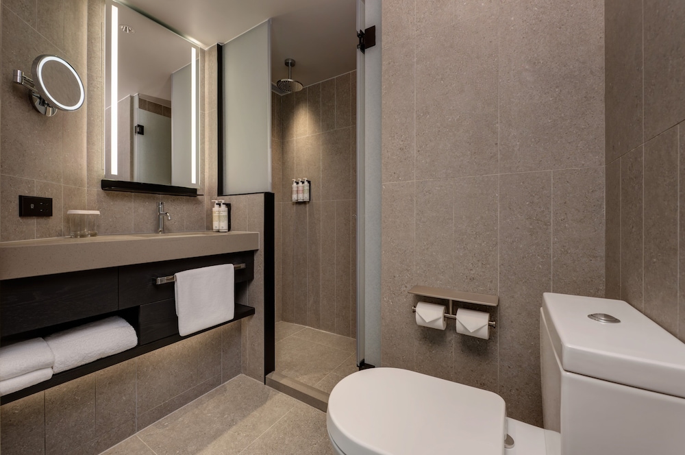 JEN Hong Kong by Shangri-La 67/68