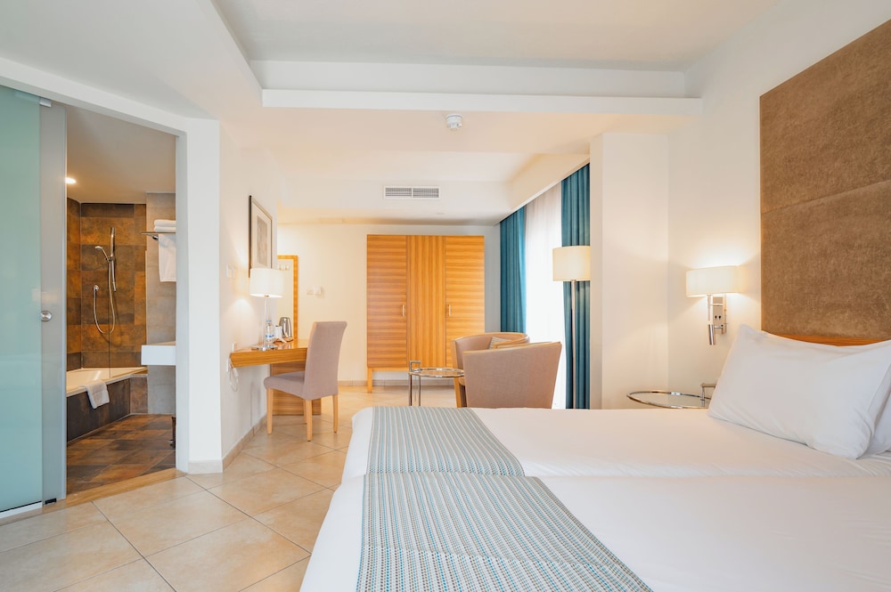 Room, King Bed, Balcony, Maritim Antonine Hotel and Spa Malta 2/10