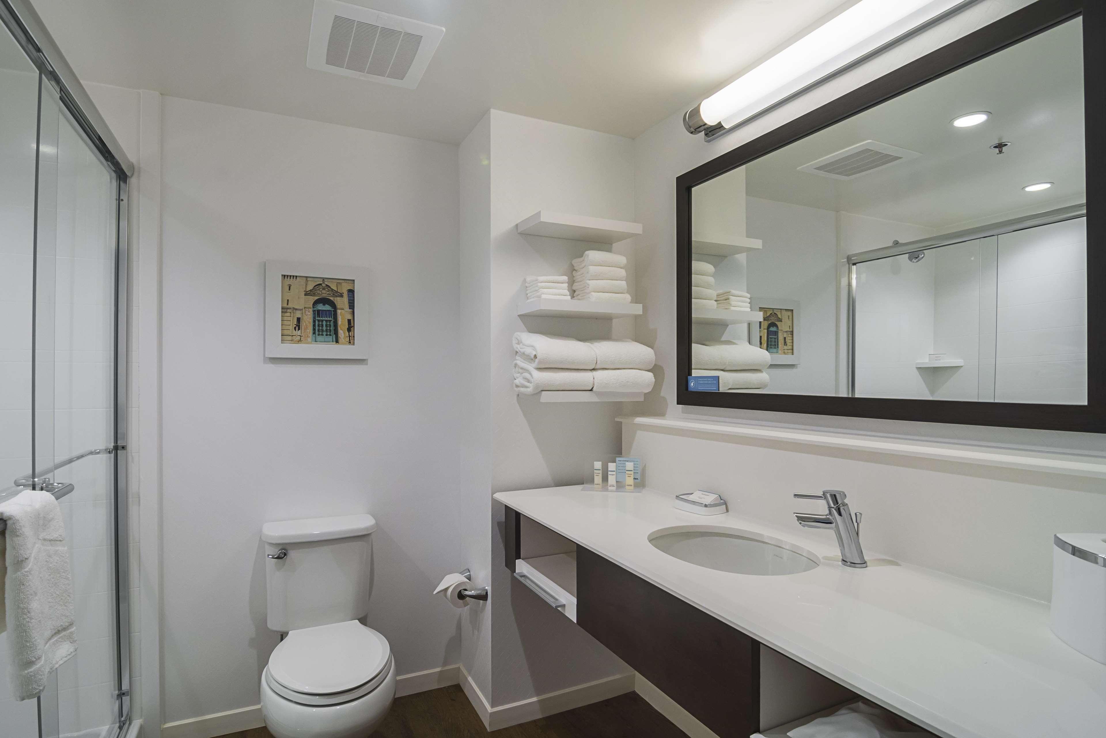 غرفة بسرير كوين لذوي الإعاقة، Hampton Inn Chicago North/Loyola Station 2/2