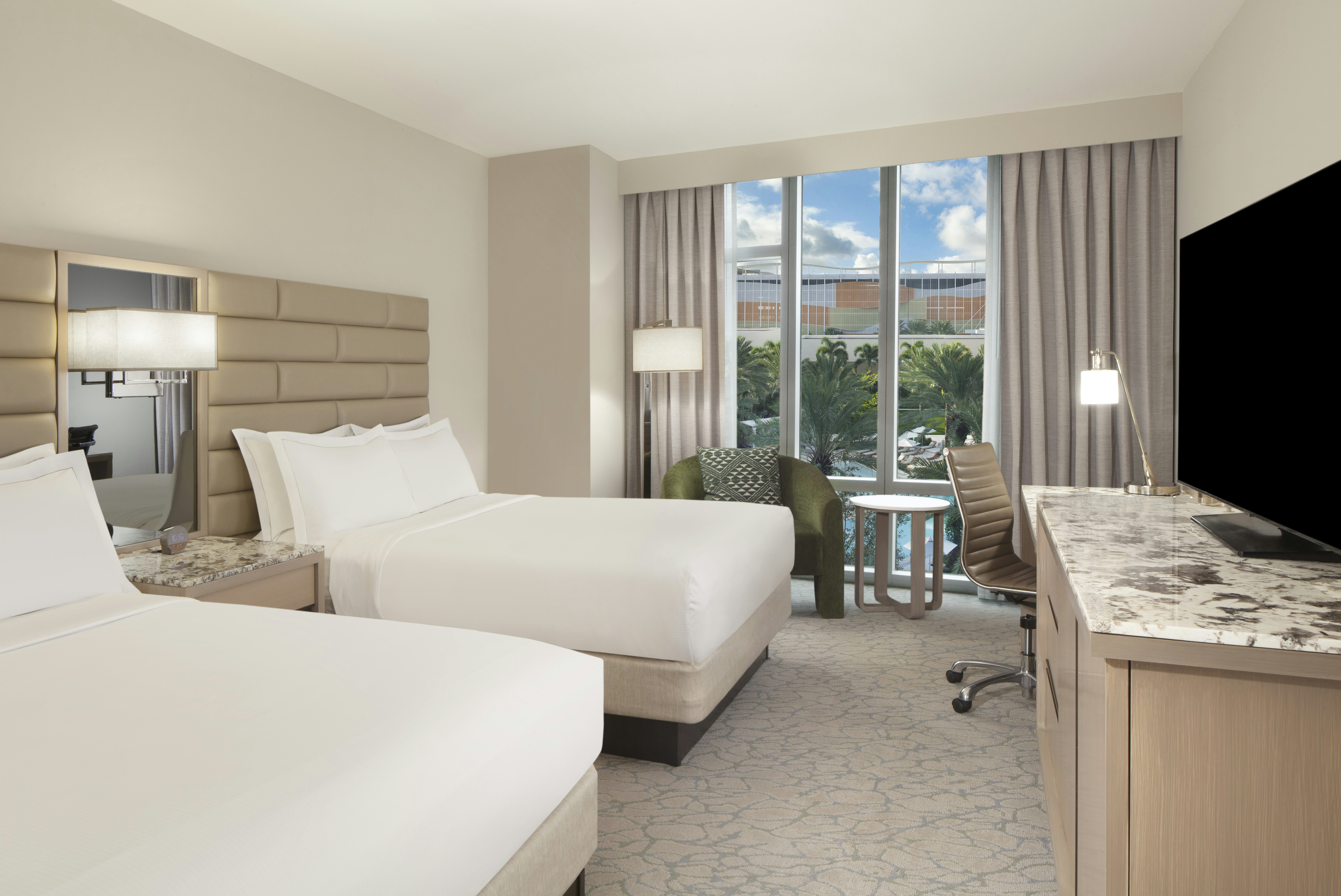 Deluxe, 2 Queen beds, Pool view
