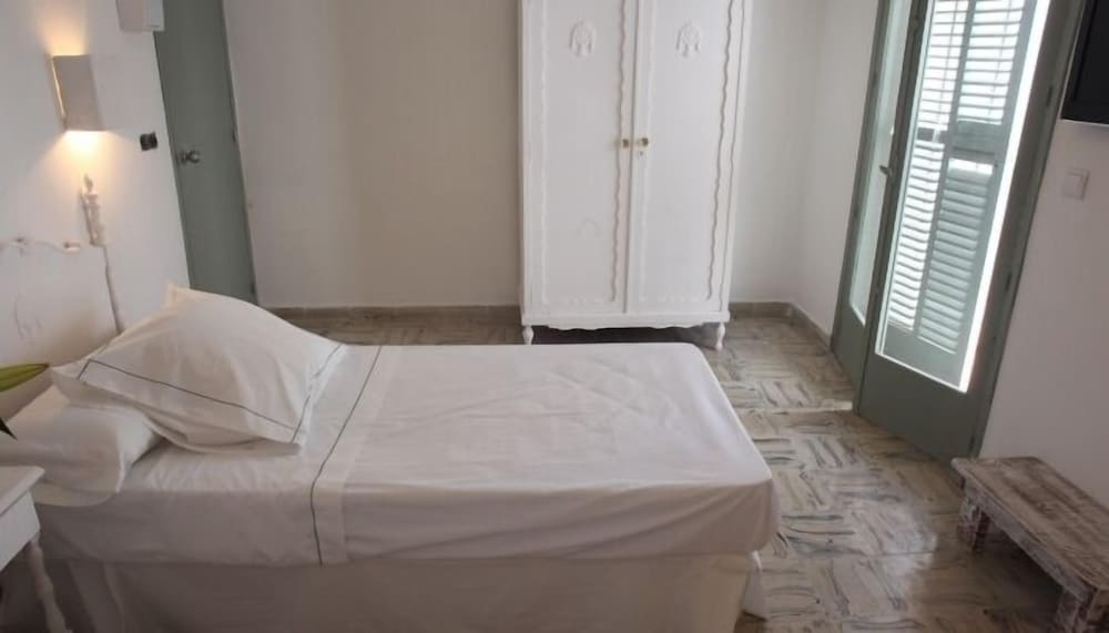 ROOM, SINGLE, SHARED BATHROOM