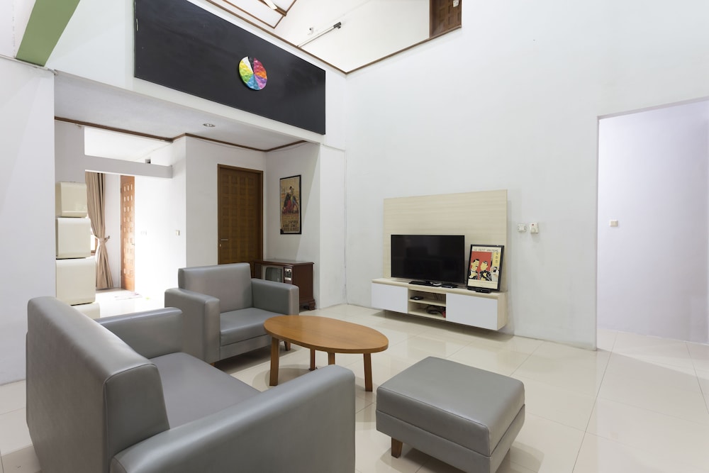 Reddoorz Plus Near Cilandak Town Square 2 15/20