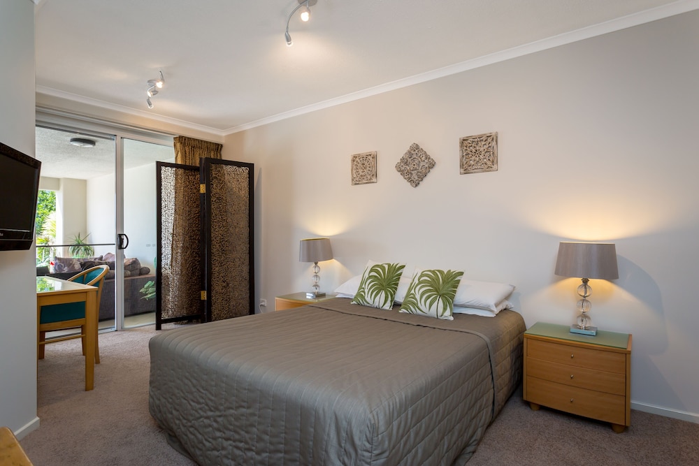2 Bedrooms, Studio, 1 Queen and 3 Single Beds, Garden or Pool View