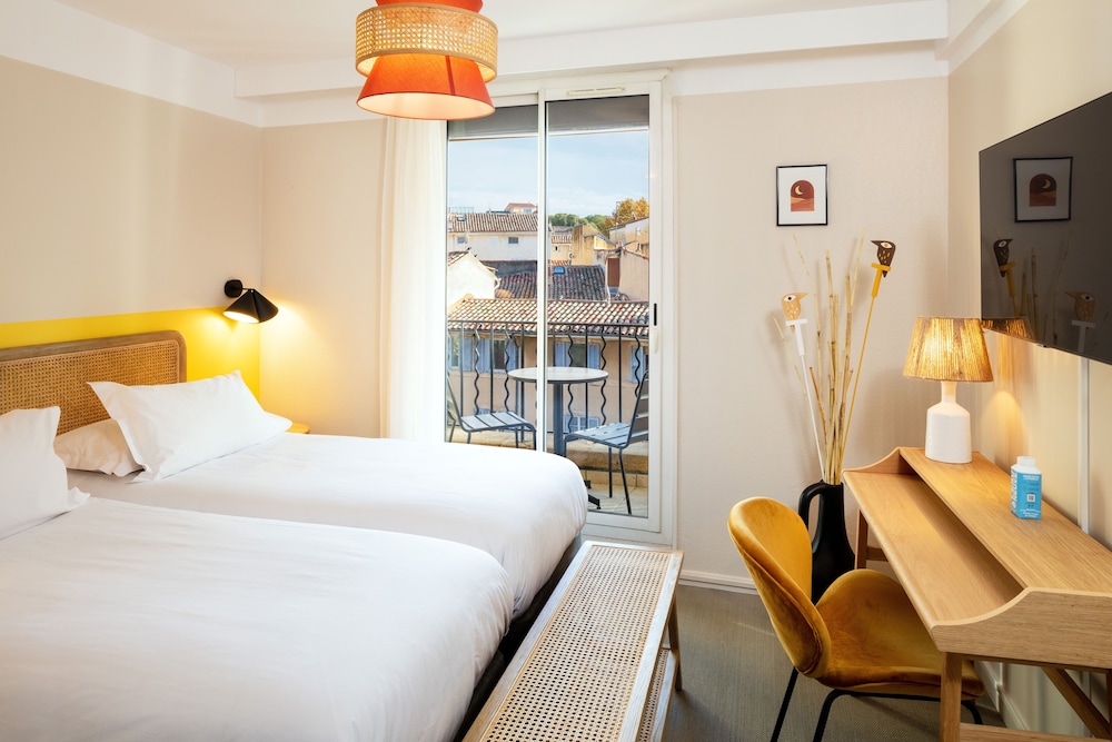 ROOM, TWIN BEDS