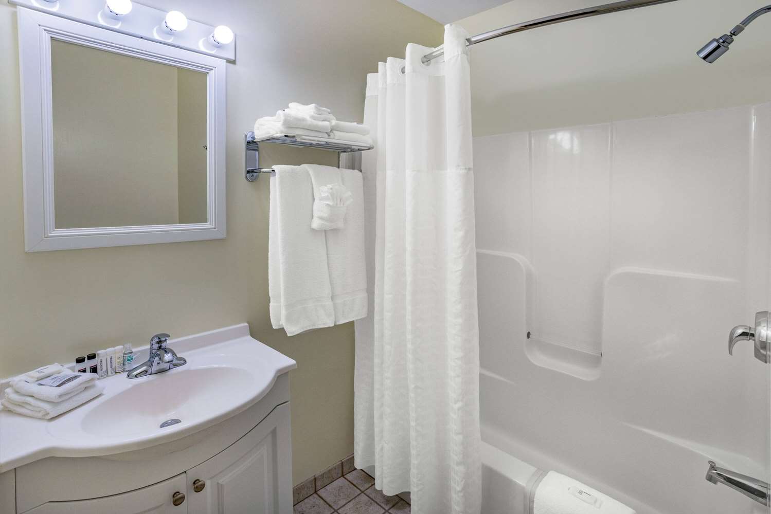 Microtel Inn & Suites by Wyndham Plattsburgh 38/41