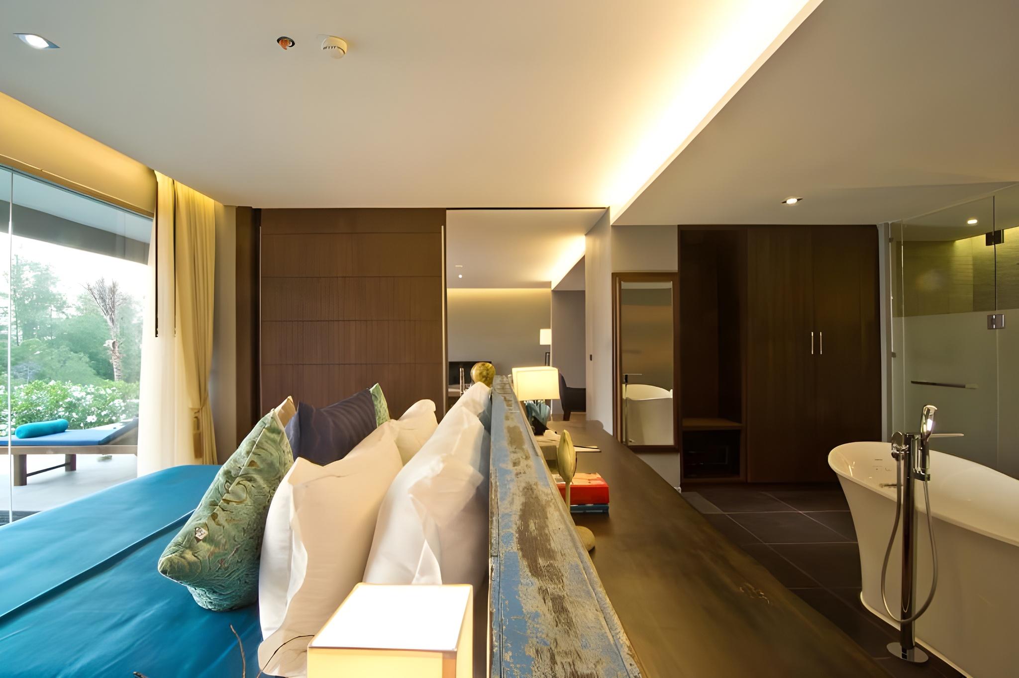 Horizon, 1 King and 2 Queen Beds, Pool Access