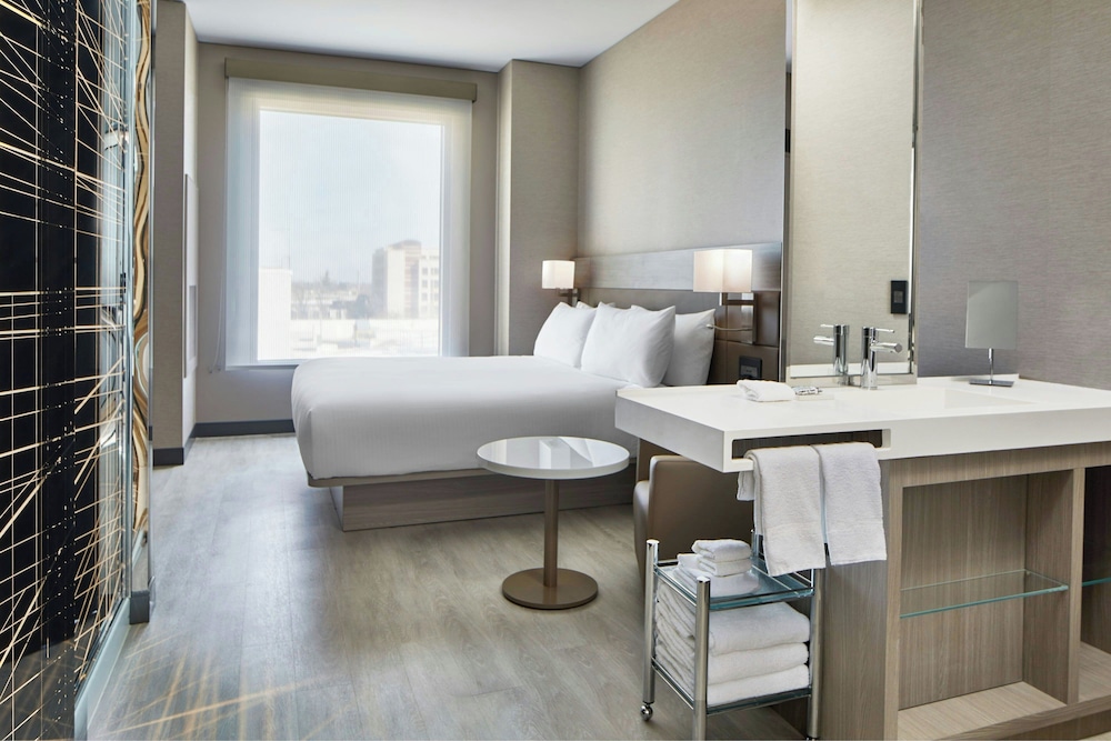 غرفة قياسية بسرير كينج لذوي الإعاقة، Ac Hotel By Marriott Sacramento 3/5