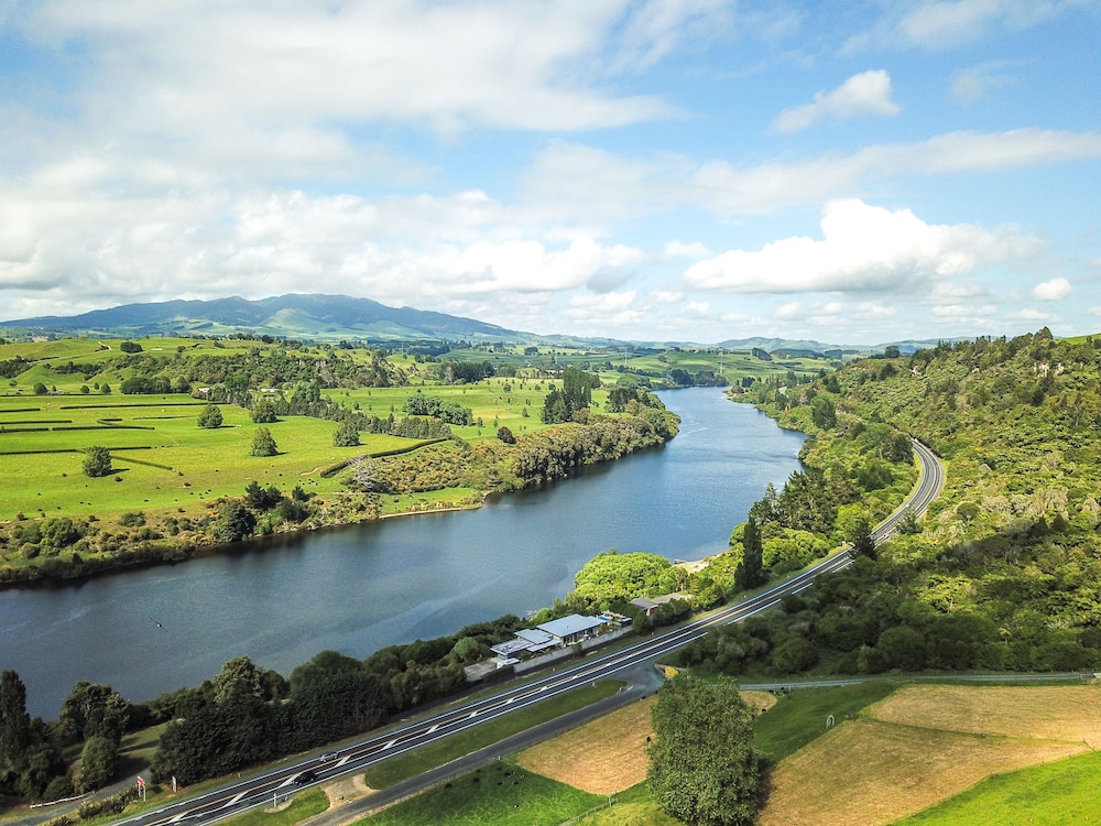 LAKE KARAPIRO LODGE 33/50
