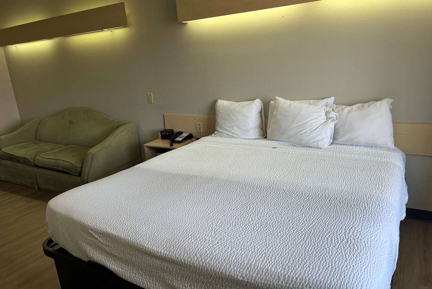 Days Inn & Suites By Wyndham Hutchinson 15/42