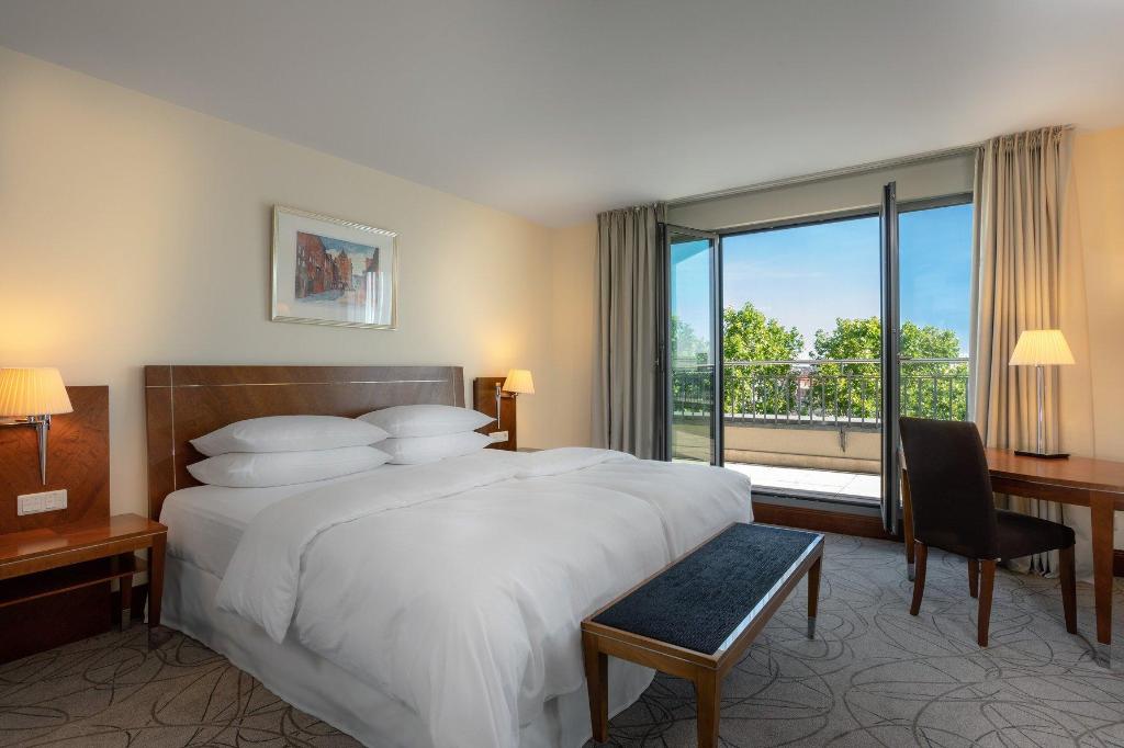 1 Bedroom, Bellevue, 2 Rooms, Suite, King Bed, City View, Lounge Access, Pool Access