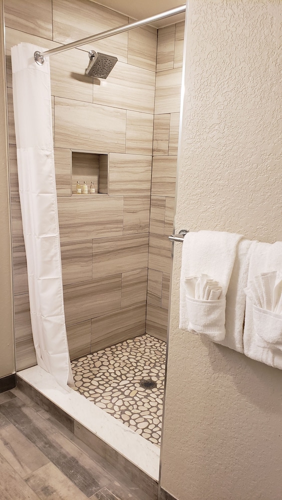 Barefoot Beach Hotel 25/70